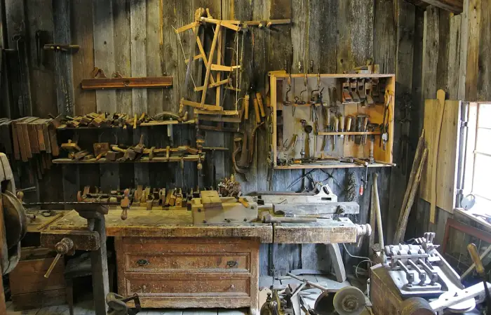 Atelier de menuiserie avec outils anciens, artisanat du bois pour la restauration patrimoniale