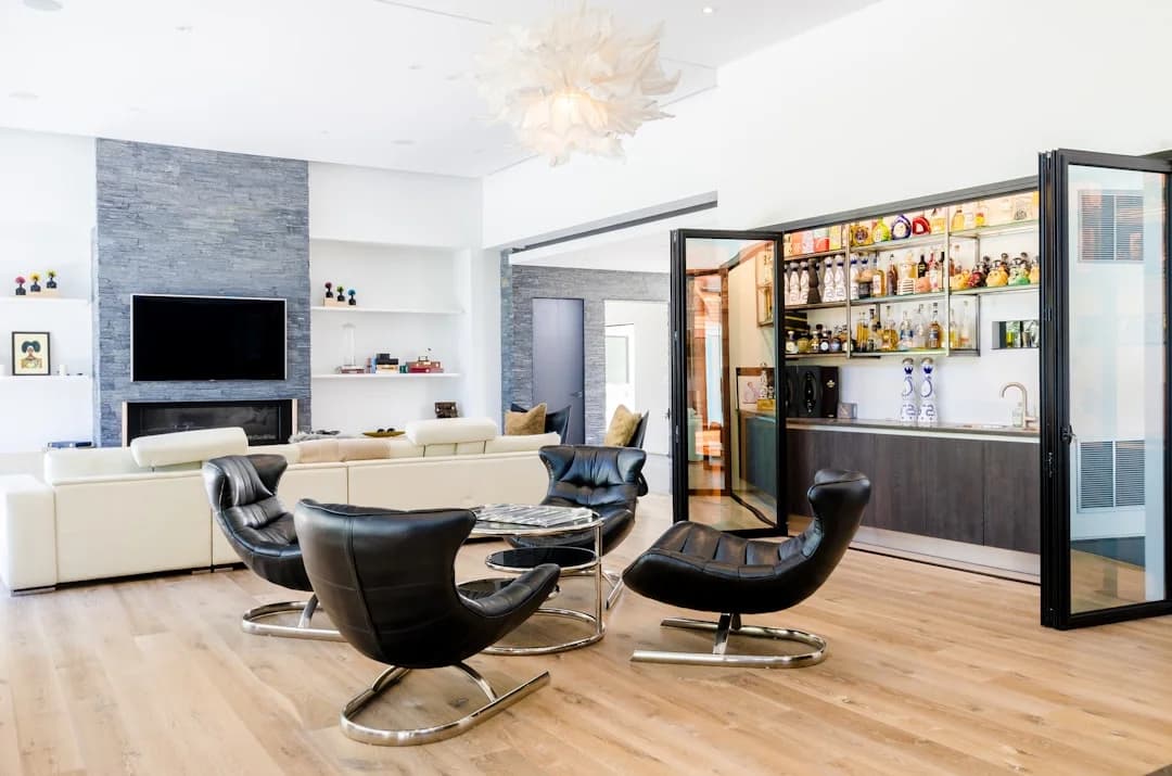 Sous-sol moderne fini avec bar caché et salon élégant