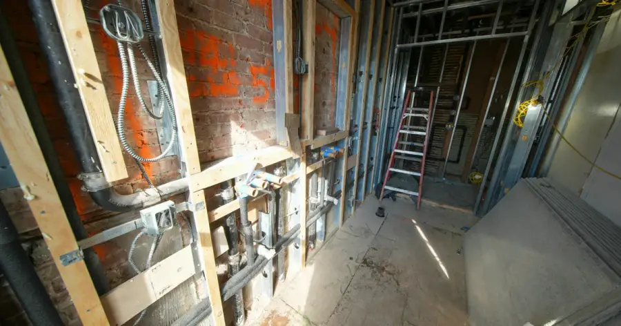 Chantier de rénovation avec tuyauterie apparente
