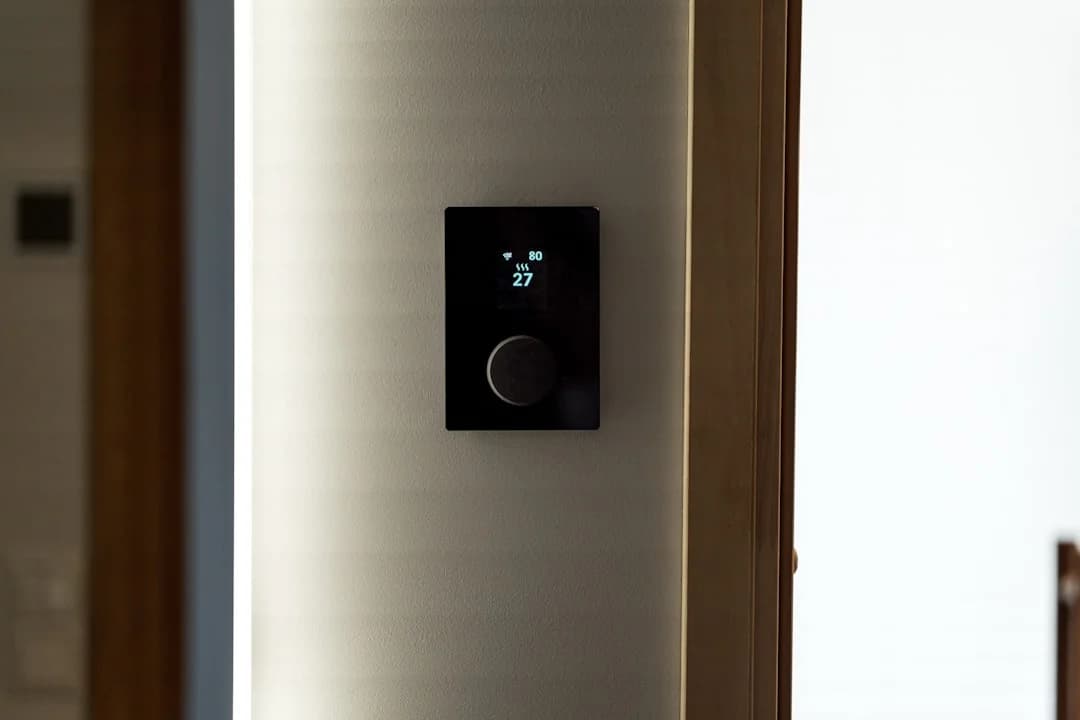 Thermostat mural moderne noir sur mur blanc