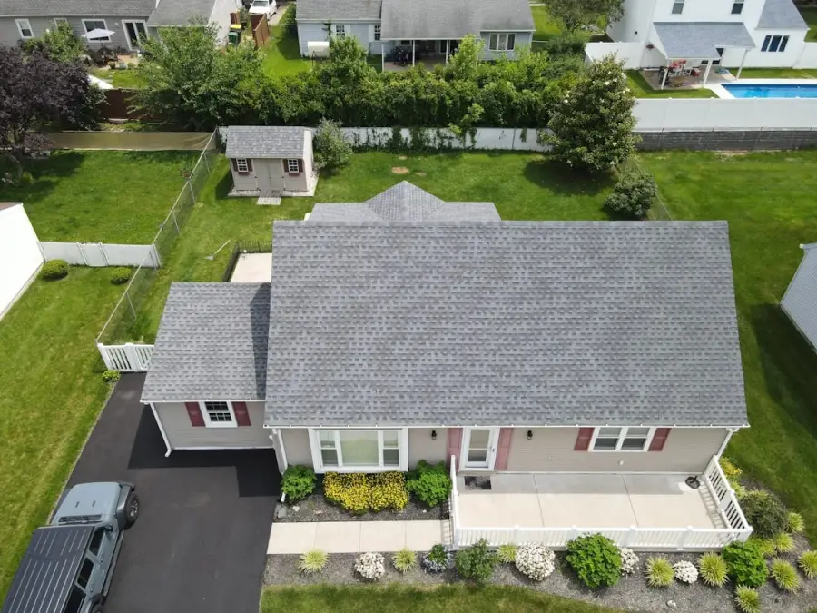 Vue aérienne d'une maison résidentielle avec toiture en bardeaux d'asphalte gris