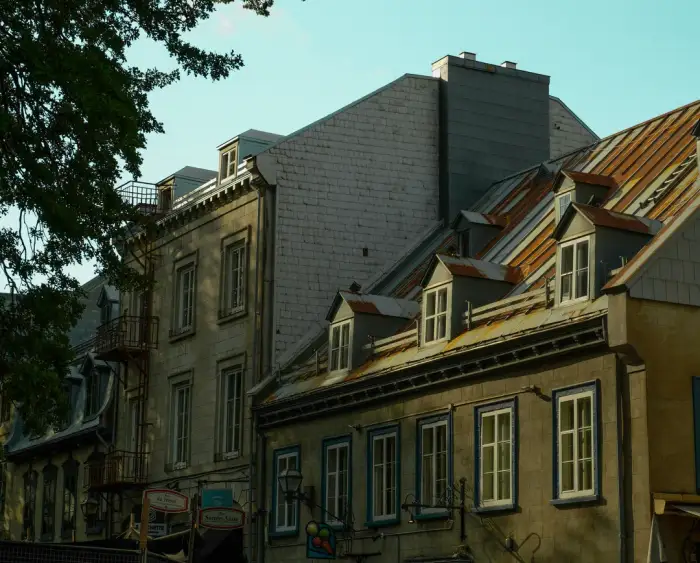 Toitures patrimoniales et lucarnes dans les rues du Vieux-Québec, ardoise et tôle métallique